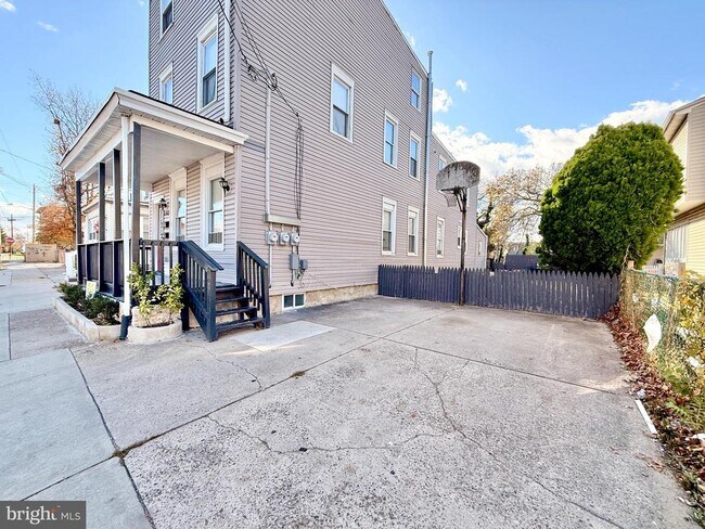 Building Photo - 840 Cumberland St