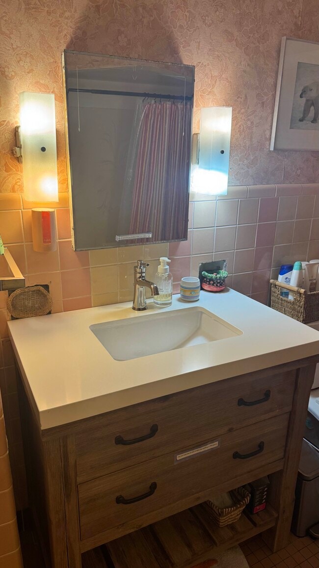 Building Photo - 637 S Shore Dr