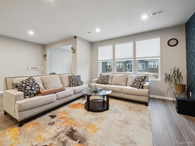 Building Photo - 4765 Glenora Dr