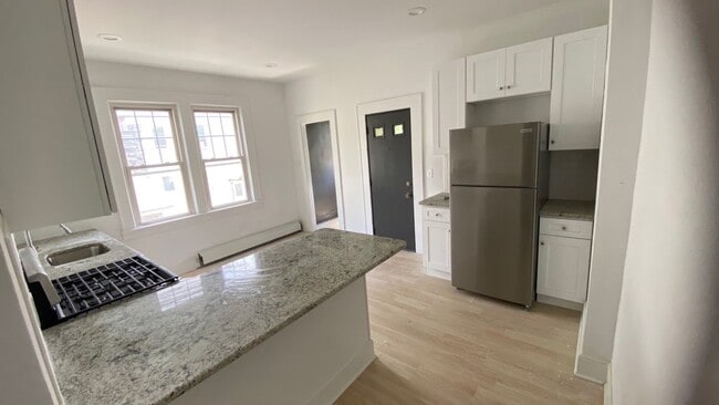 Building Photo - 9-11 Lois Pl