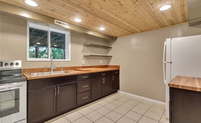 Building Photo - 4 Bedroom Kent home walking distance to lake meridian