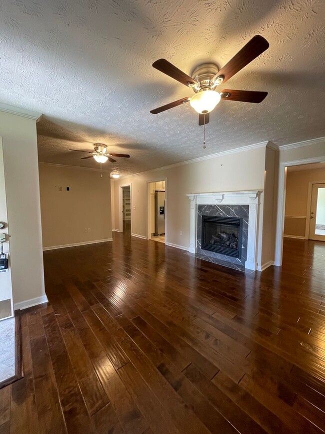 Building Photo - MOVE IN READY