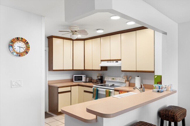 Building Photo - Beachside Living Made Easy – Furnished 2BR/1BA Available for 6 Months!