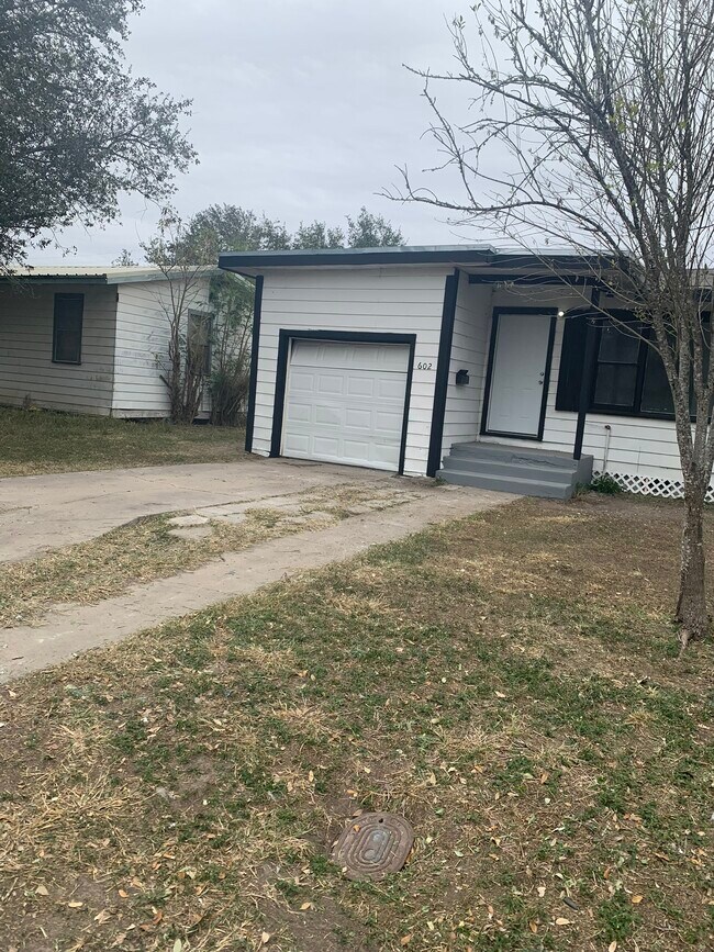 Building Photo - 602 S Wanda Dr