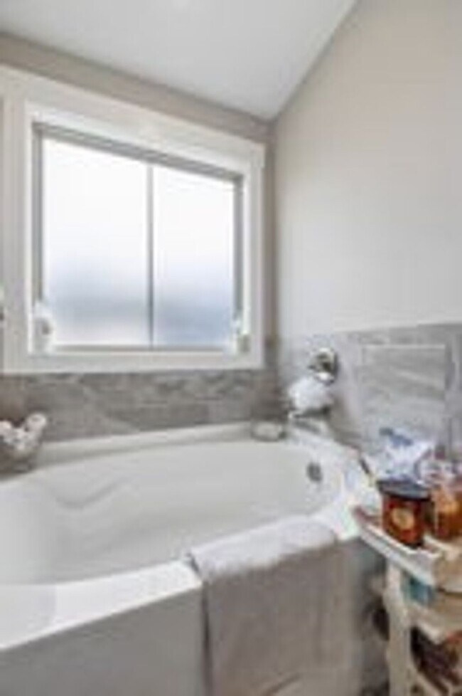 Building Photo - 3 Bedroom 2 1/2 Bathroom Home