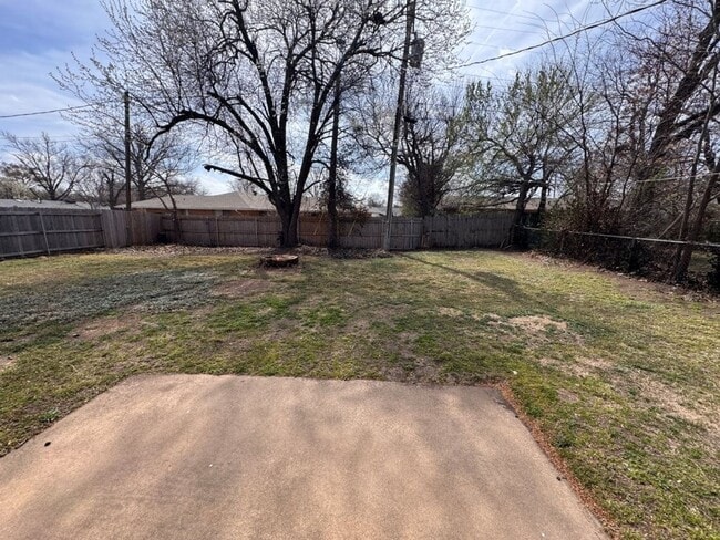 Building Photo - Huge fenced yard, charming 3-bedroom Norman home ready for move in!