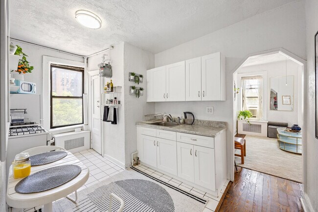 Building Photo - 542 E 14th St