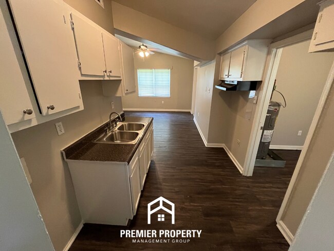 Building Photo - Charming 4BR/1BA Southwest Memphis Home | Vaulted High Ceilings & Large Fenced Yard