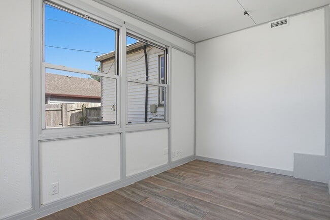 Building Photo - 549 E Ercoupe Dr