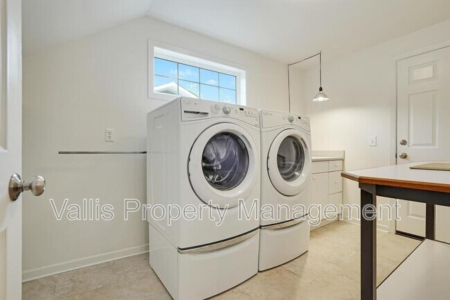 Building Photo - 3385 Camellia Dr S