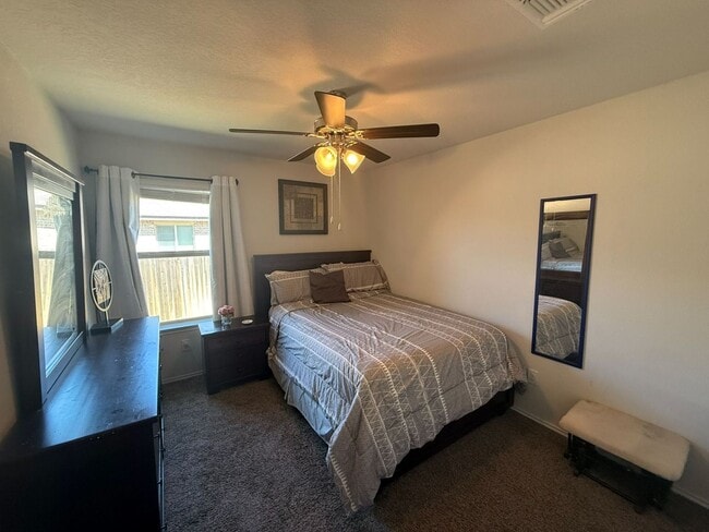 Building Photo - BEAUTIFUL 4-bedroom 2-bathroom home! !!HALF OFF 1ST MONTH!!