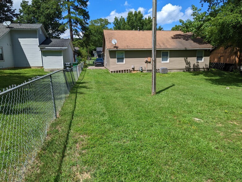 Building Photo - 5408 Amado St