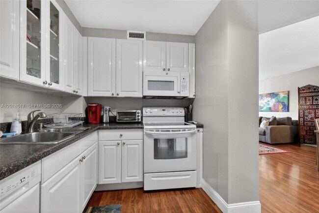 Building Photo - 401 Golden Isles Dr