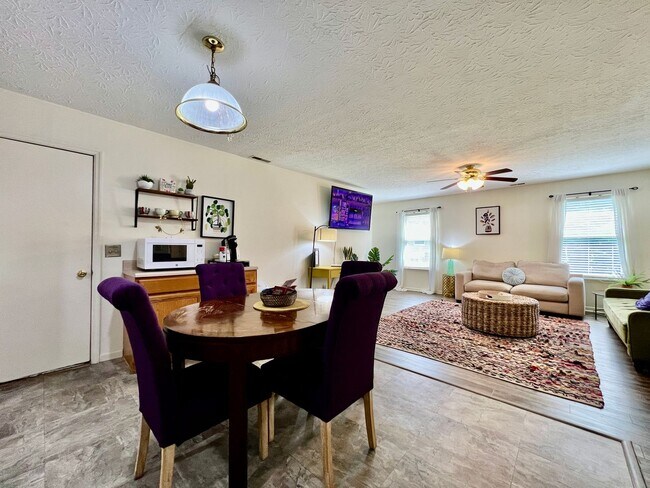 Building Photo - Fully furnished rental home for Corporate housing or insurance stays