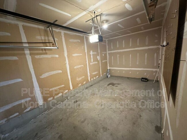 Building Photo - 6033 Queens Walk Ct