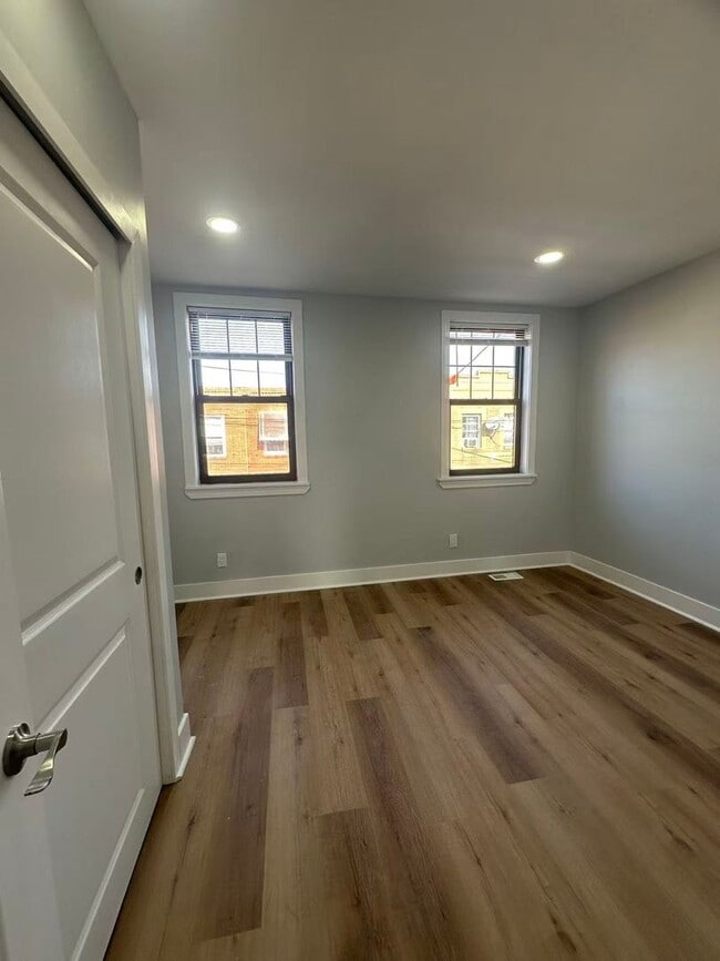 Building Photo - 3B1.5B House Available in South Philly