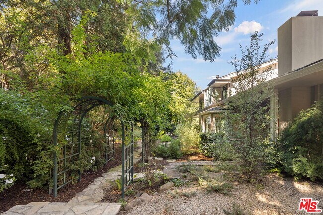 Building Photo - 7972 Mulholland Dr