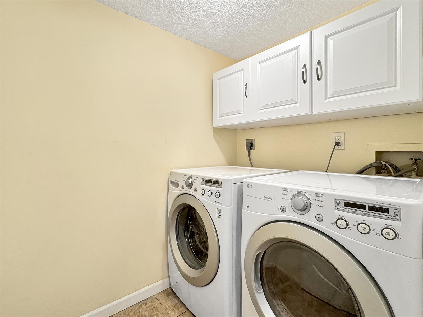 Building Photo - 3083 N Oakland Forest Dr