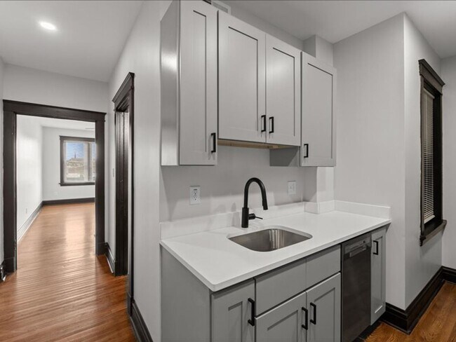 Building Photo - 4909 Lindenwood Ave