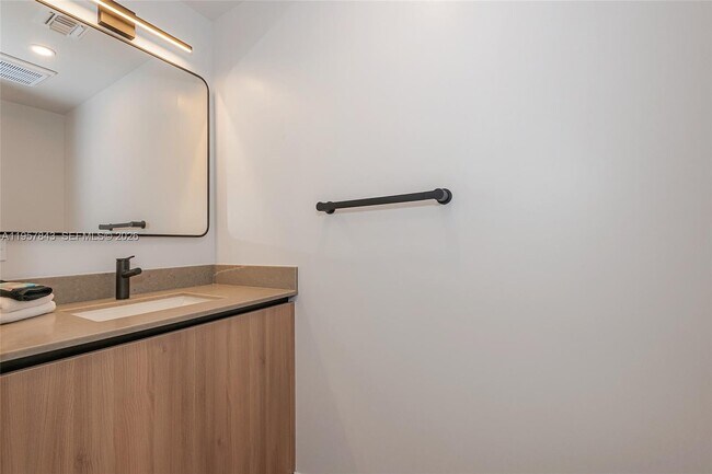 Building Photo - 121 NE 5th St