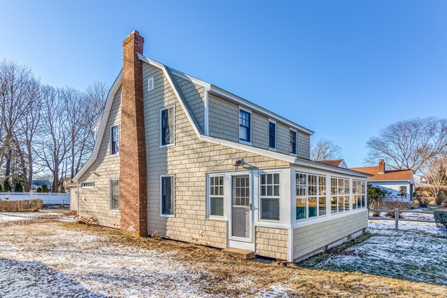 Building Photo - 121 Overshore Dr W