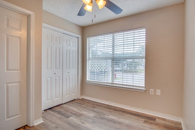 Building Photo - Adorable Updated 2BR Cottage-Style Townhom...