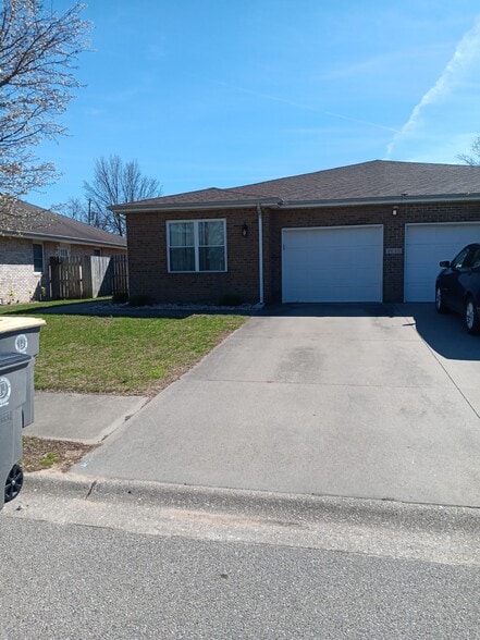 Building Photo - 816 Emma Dr