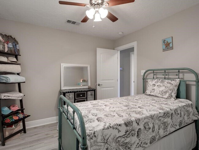 Building Photo - 10 Windsor Ct