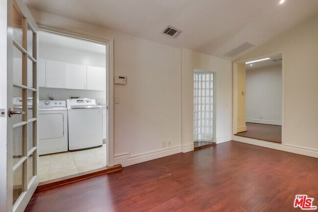 Building Photo - 114 S Layton Dr