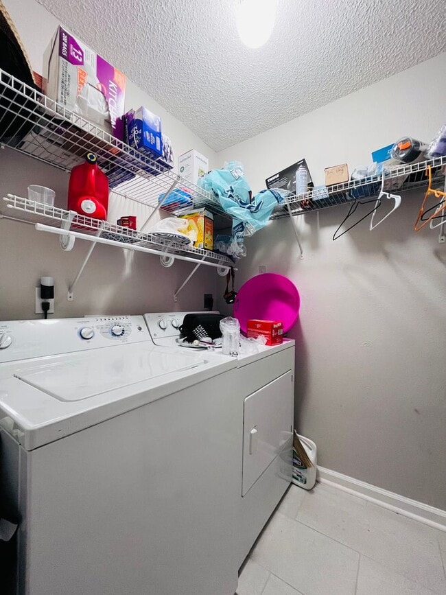Building Photo - 3 BR/ 2 BA townhome located in Lakeshore E...