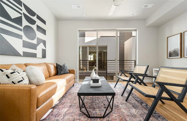 Building Photo - Amazing Jefferson Park 2 Bed / 4 bath Dupl...
