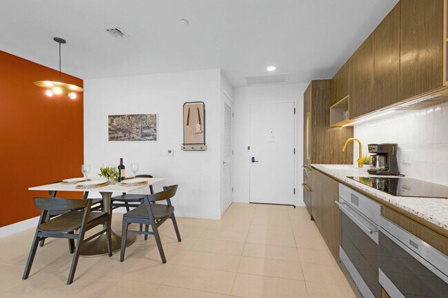 Building Photo - 601 NE 1st Ave