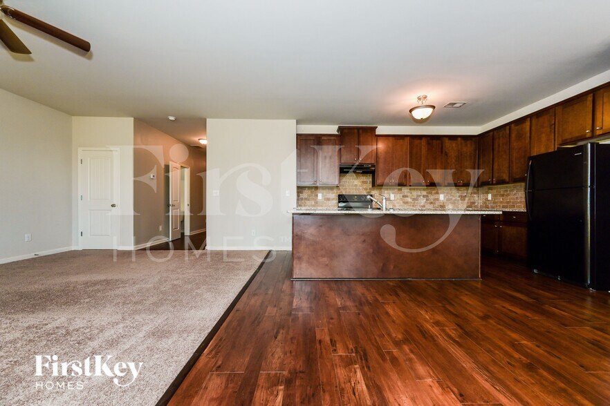 Building Photo - 152 Daisy Cir