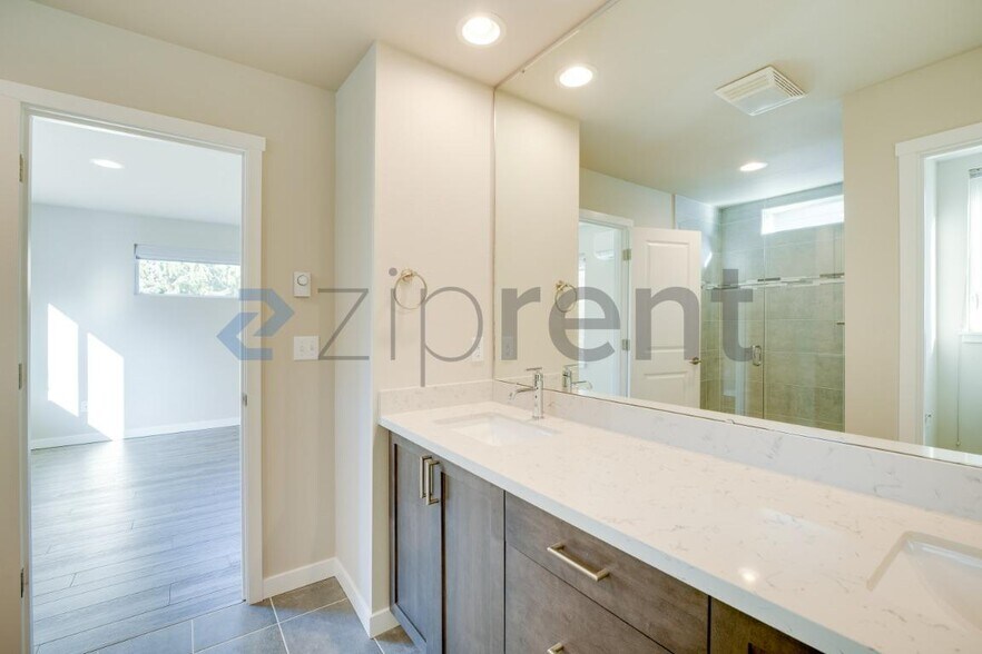 Building Photo - Unit K1