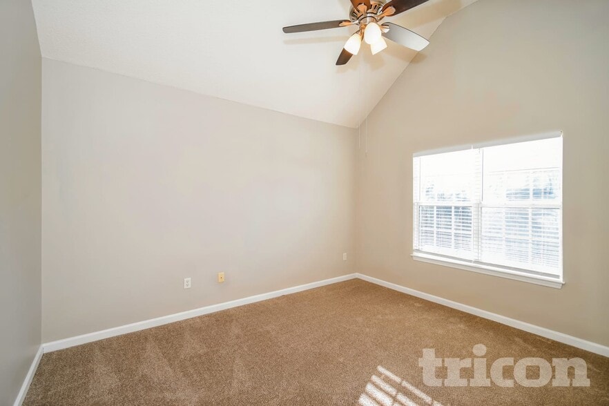 Building Photo - 665 Skyline Dr