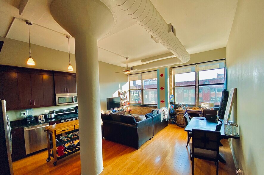 Building Photo - 812 W Van Buren St