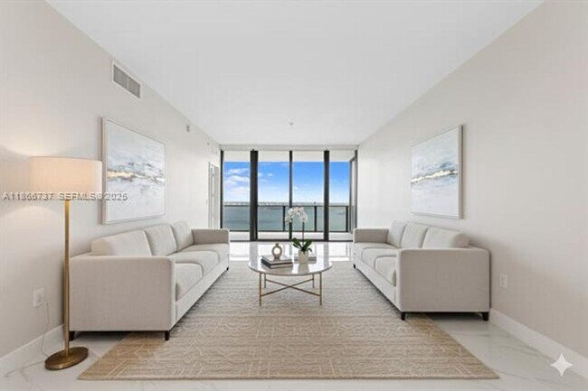 Building Photo - 700 NE 24th St