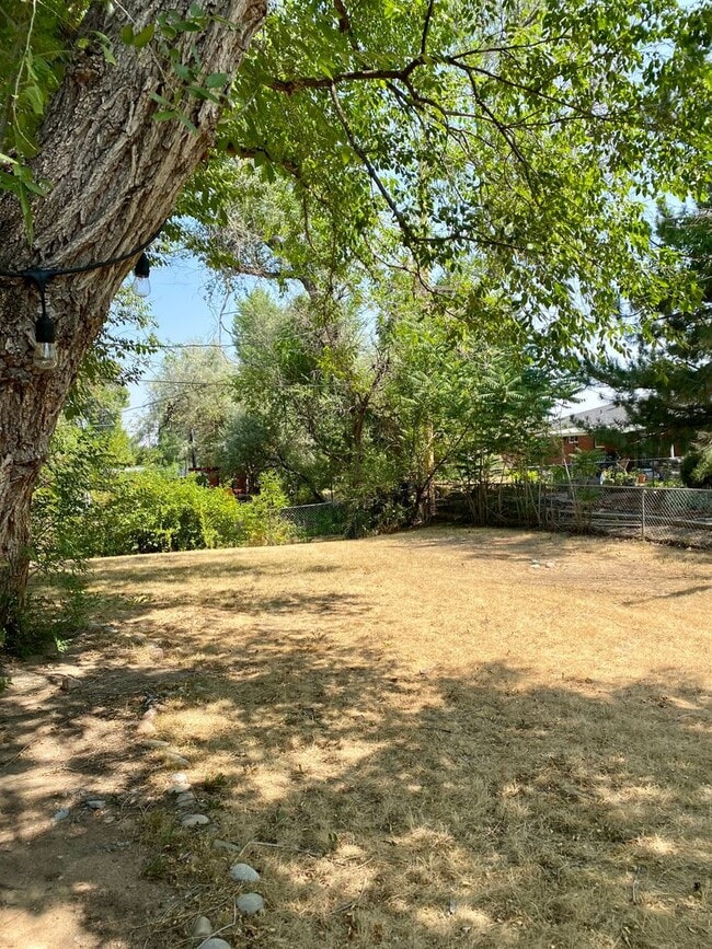 Building Photo - Available for 2026-2027 Fall Pre-Leasing! Charming 3 Bedroom House, conveniently located close to...