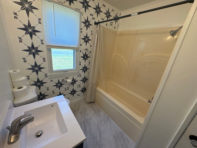 Building Photo - 3 bedroom house in Paducah