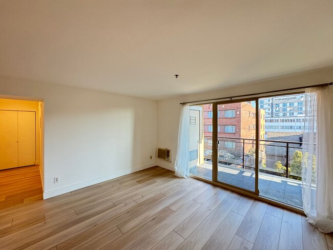 Building Photo - Stunning 1b1b condo in Queen Anne