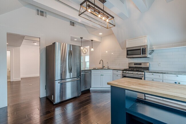 Building Photo - 311 W Mistletoe Ave