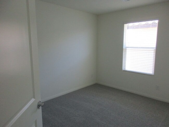 Building Photo - 422 Canary Song Dr