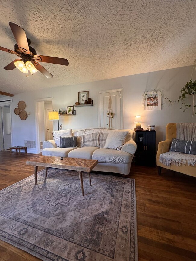 Building Photo - Cozy Two-Bedroom Furnished Bungalow