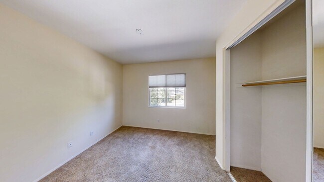 Building Photo - Spacious 4 bedroom 3 bath