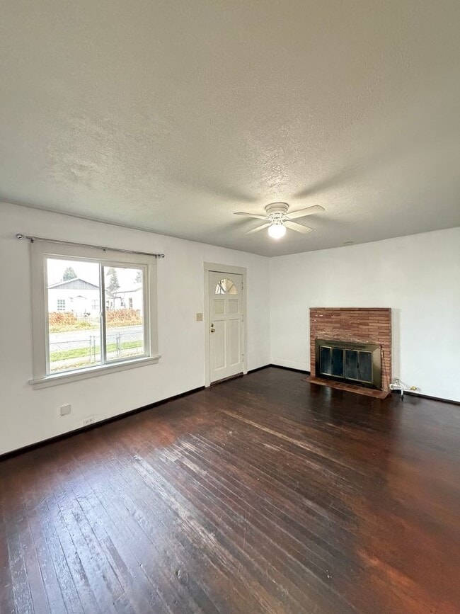 Building Photo - 7 minutes to Sky Lakes Medical Center and Oregon Tech ~Newly renovated 3 bedroom, 1 bath house wi...