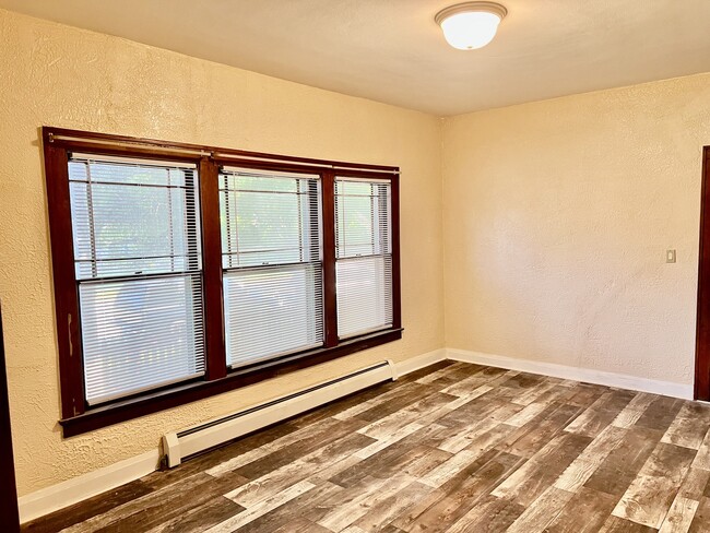 Building Photo - 1701 Victoria Ave