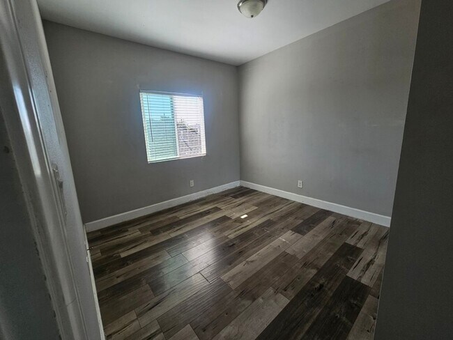 Building Photo - 220 E 61st St
