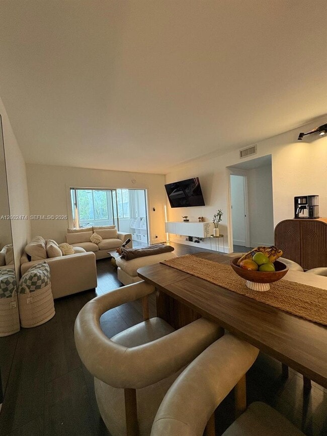 Building Photo - 4200 Hillcrest Dr