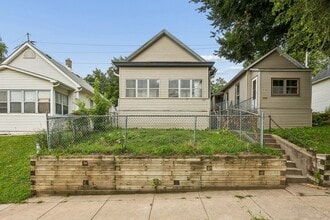 Building Photo - Large Single Family House