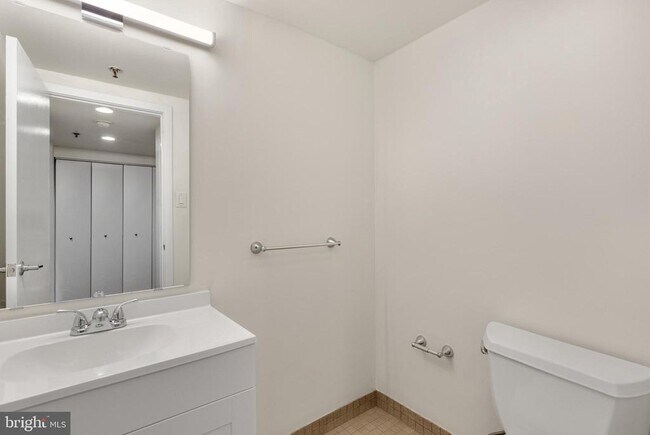 Building Photo - 303 Vine St